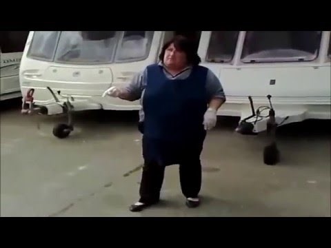 Frau leert Campingtoilette