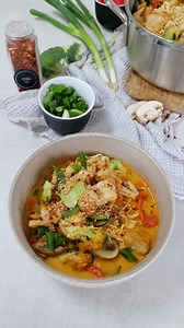 Ramen-Nudelsuppe mit Kokosmilch, Gemüse und Hähnchen Rezept für 4 Personen Zutaten Für das Hähnchen: • 400 g Hähnchenbrust, in feine Scheiben geschnitten • 3 EL Sojasoße • 2 EL Öl • 1,5 EL Speisestärke Außerdem: • 2 EL Öl • 1 EL rote Currypaste • 1 Dose Kokosmilch light (400 ml) • 800 ml Hühnerbrühe • 2 Karotten, geschält und in Scheiben geschnitten • 200 g frische Champignons, in Scheiben geschnitten • 300 g Brokkoli, in Röschen zerteilt • 1 kleine Zucchini, in Scheiben geschnitten • 1 rote Pap
