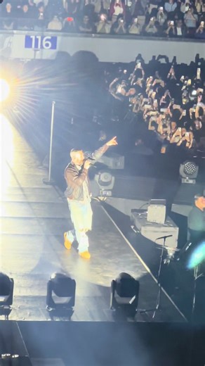 ANIMAL – intro song… Goosebumps malala!!!! #maroon5 #adamlevine