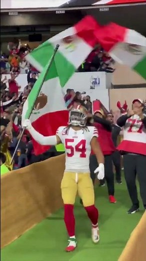 Fred Warner leads the 49ers onto the field with the Mexican national flag 🇲🇽