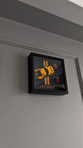 Legomatiks on Instagram: "Bu Porsche için hazırladığım arka planı gerçekten çok sevdim. Modelin çizgilerini bozmadan onu daha da öne çıkarıyor. Her baktığımda ayrı bir detay yakalıyorum. Koleksiyon böyle böyle büyüyor. 🧡 Bu tarz LEGO wall display çalışmalarını seviyorsan sayfayı takip edebilirsin. Bu display ile ilgilenenler de DM’den yazabilir. I really love the background I designed for this Porsche. It highlights the model without taking away from its lines or character. Every time I look at