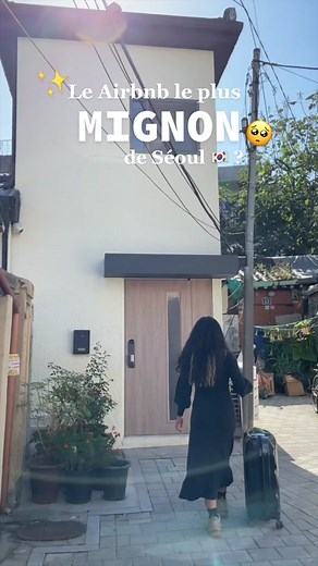 Mini Maison Tour 🥺💖 Maison sur 2 étages, avec 2 chambres & 2 grands lits queen size, à mon avis : idéal pour 4 personnes 🌷 L’ambiance est vraiment magique 😭 Mieux qu’un hôtel, dès qu’on arrive on a des fleurs et de la musique ghibli, bref on est direct transporté dans un film là ?? Dans un quartier ancien de Séoul, dans des rues traditionnelles mimi et calmes ! 🚇 Jongno 5-ga ou Jongno3-ga Station à 10 mn à pied 📍1F, 5-3, Changgyeonggung-ro 21ga-gil, Jongno-gu, Jongno-gu, 110-450 Séoul, Cor