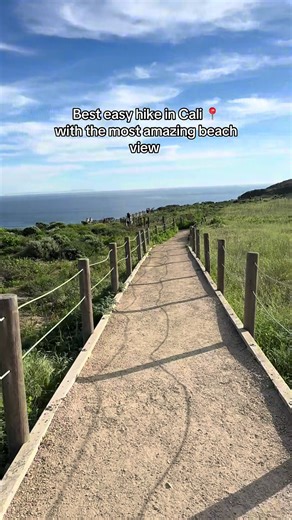 Easy trail with an amazing view 😍 and amazing place to take picture with your friends or family 👌 #california #cali #malibu #beach #hiking