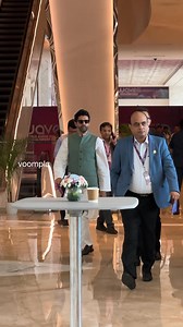 30 years ke bijness partners. ok technically, a few less that. nevertheless, might seem all rosy and lovey dovey, but like all other human beings, they’ve had their ups and downs. in public scrutiny from a business pov, annnd behind closed doors. and yet they survive. jay veeru irl? time will tellanyhoo. rants aside. scenes as these two pop out in bkc for an event. farhan akhtar ritesh sidhwani | Voompla