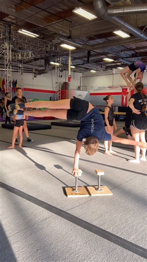 🇺🇸🇺🇸🇺🇸 . . #acro #handstandbalance #california #beaumont #redlands #lomalinda #calimesa . @acro_v @acro_ya @incentive.agt | Incentive-AGT