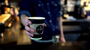 24K views · 133 reactions | Découvrez comment le commerce équitable permet aux cultivateurs et cultivatrices de café d’augmenter leur revenu et de vendre leur café à un meilleur prix à travers l'exemple du café certifié équitable Van Houtte provenant de la coopérative Montaña Verde au Honduras. | Équiterre | Facebook