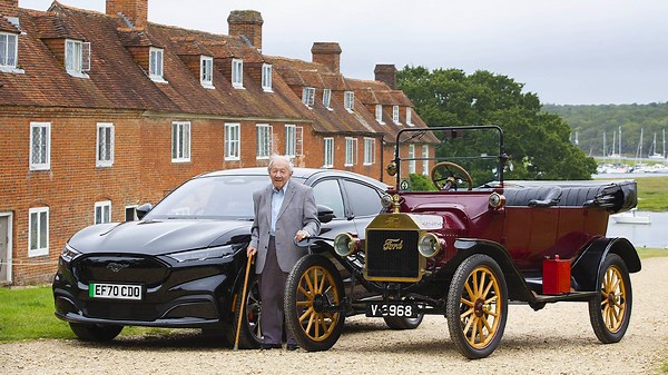 Ford Model T vs Today’s Cars: 3D Animation of Engine Progress Over a Century