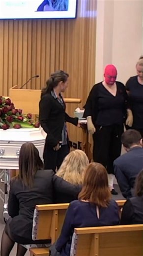 The worst day of my life after losing Dad and Krystal, but I couldn’t let them down…. I talk about this day in my upcoming book with Mum, ‘Out of the Ashes’ which you can pre order now in my bio. 💕🥺 #burns #burnssurvivor #survivor #whiteislanderuptionsurvivor #book | Stephanie Coral