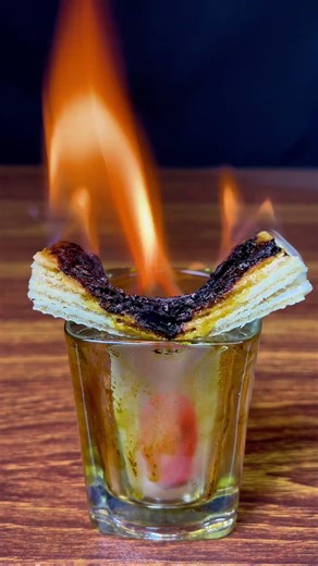 1000 degree hot metal ball vs wave biscuit #experiment #buscuit #satisfying #glass #relaxing #asmr