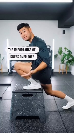 From @jasonandlaurenpak “Don’t let your knees go past your toes!” How many times have you heard that before! While it’s easy to just avoid potentially stressful patterns, in the long run it can lead to issues. We’d highly recommend gradually exposing your knee to positions that are more stressful in order to get stronger in those positions! Big shout out to folks like kneesovertoesguy for leading the charge and helping people feel more empowered and resilient! . . Outfit by @rhone (use code JPAK