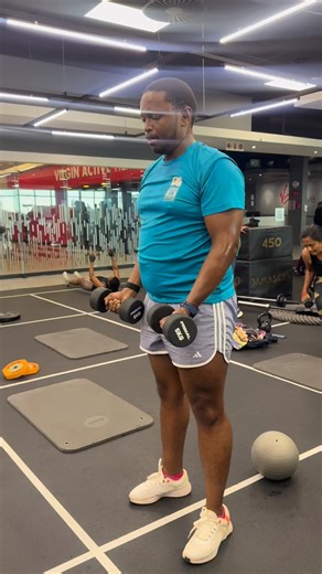 Strength training for runners is the cheat code 💪 I’ve reduced my running load, so my body can acclimatise to these strength training sessions, because wow 🥴 they leave me sweating 😥💦 So why are bicep curls beneficial for runners and swimmers? Bicep curls strengthen the arms, which might seem small, but for runners and swimmers, it makes a big difference. Stronger biceps improve arm drive, helping swimmers pull more efficiently through the water and runners pump their arms effectively for be