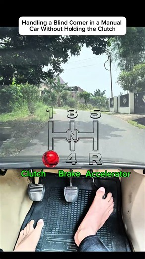 Handling a Blind Corner in a Manual Car Without Holding the Clutch