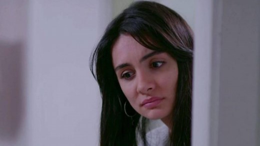 Elif odcinek 1054 streszczenie - Emirhan nazywa Şafaka tatą. Jülide i Şafak wyjeżdżają w krótką podróż poślubną