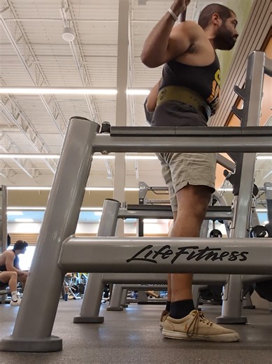 Sick. Low energy. Congested. Still squatted 185 lbs. This isn’t about ego lifting. It’s about discipline training the mind to execute regardless of conditions. Anyone can train on good days. Growth happens when your body feels weak but your standards stay strong. Strength isn’t how you feel. It’s what you do anyway. #squats #disciplineovermotivation #strengthmindset #gymmotivation #fyp