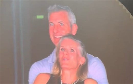 « Kiss Cam » : Depuis la vidéo virale au concert de Coldplay, Chris Martin prévient le public qu’il peut être filmé