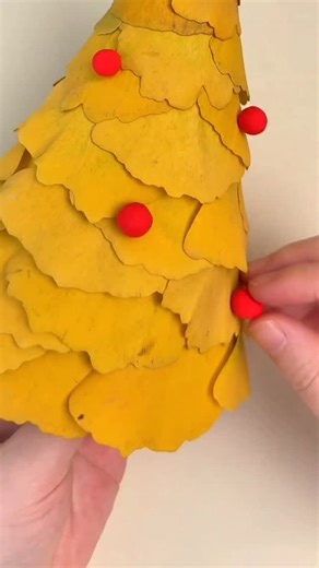 paper crafts creator on Instagram: "Paper and Leaves Christmas Tree #christmascraft #leafartDIY #kidscraftideas #fblifestyle"