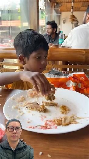 Cậu bé mang đồ ăn thừa về nhà #trendingshorts #trendingvideo #shorts #shortsviral #viralshorts