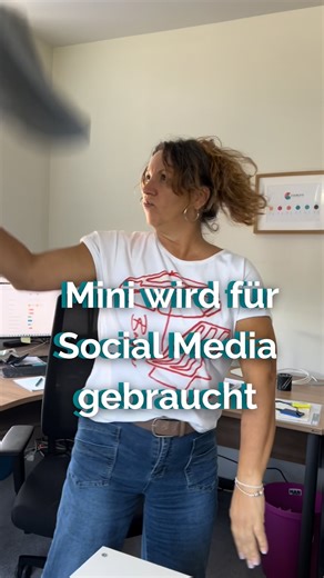 1.5K views · 45 reactions |  Dieser Moment, wenn Jocy Mini wieder für Social Media braucht!  Dann heißt es: Laufsteg frei für Mini! ✨ Ganz ehrlich – was sagt ihr zu ihrer Performance? Wir finden: 100 % Star-Potential!  #TeamCourleys #CourleysCommunity #BehindTheScenes #Nähhumor #SocialMediaQueen #Nähenmachtglücklich #courleys | Courleys | Facebook