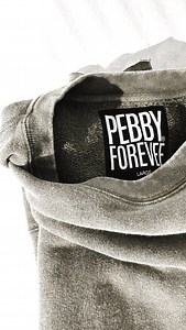 Tired of looking boxy in oversized clothing? This one’s for you 😏 The hack to wearing oversized tops without losing your shape... side slits 👏 Side slits allow your curves to show through and highlight your natural waist! No boxy fits over here 😘 #midsizestyle #midsizefashion #midsizestyleinspo #size10 #size12 #curveflattering #styleinspo #stylehacks #styletricks #bodypositivity #flatteringtops #snatched | Pebby Forevee