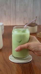 Fresco, cremoso y con el toque perfecto de matcha 💚❄️ Prepara este Té Matcha Latte Helado con Leche Evaporada CARNATION® CLAVEL® y dale a tus tardes un giro delicioso. Aquí el paso a paso de la receta 👉🏻 https://nes.tl/796709 #MomentoMatcha #RecetasNestlé | Recetas Nestlé