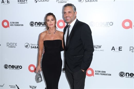 RHOBH Exes Kyle Richards and Mauricio Umansky Get ‘Touchy’ on New Year’s Eve