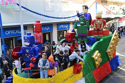 Loulé | No segundo dia do Carnaval de Loulé, os Super-Heróis voltaram a sair à rua para celebrar a Folia - Mais Algarve