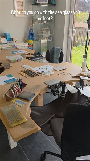 Happy Saturday friends 💕 Did you know that you can bring your own sea glass you have found to my classes. We will have a search through and see if it is suitable for jewellery making. For the bezel setting class, you need a flat piece that has even thickness all around 😉 For the wire wrapping class it just really needs to be big enough to wrap. I love it when everyone brings their sea glass, there is always great stories that go with it. I had a group that came one time and they went sea glass