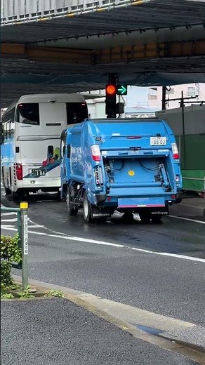 右折して行くゴミ収集車 #働く車