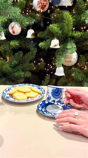 🎁A FRESH TAKE ON A MEISSEN ICON Our Coffee2Go collection continues to grow — and with it, new ways to enjoy MEISSEN wherever life takes you. First highlight: Discover “The Original” on the go. This early interpretation of the iconic Blue Onion Pattern now appears on a range of contemporary colors, turning every coffee break into a small moment of artistry. Second highlight: Flexibility meets craftsmanship. Choose between our timeless porcelain lid or the new lightweight plastic lid — designed t