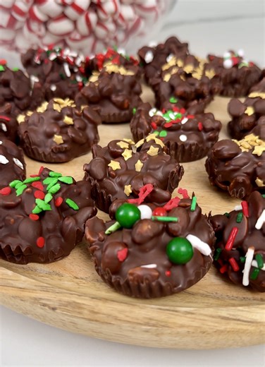 easy holiday crockpot treat 😋 crockpot christmas candy #easyrecipe #Christmas #candy This original video was produced by Network Media, LLC, and Kristin’s Friends | Home Hacks & Easy Snacks