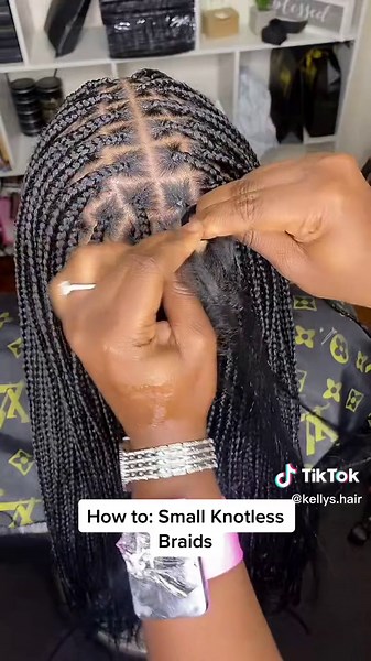 I used 4-5 pieces in each braid, different hair densities= different amount of pieces used. Hope this helps 🤝🏾 #4u #got2bstyledchallenge #viral #tiktok #KAYKissCountdown #illinoisstylist #explorepage✨ #fyp #braidersontiktok #howtohair #howtoknotlessbraid #braids #braidstutorial