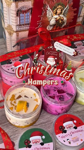Kuliner Surabaya | Nongkrong Surabaya on Instagram: "SAGO SERIES HAMPERS🎅🏻🎄 Hampers natal sago series yang endullll banget😍 Super suegeer, manisnya pas dan isiannya banyak no medit medit club😝👏🏻 . 🎄PROMO EARLY BIRD🎄 - ��Hampers Natal Rp 115.000 (harga normal Rp 125.000) - ��Isi 3 Sago, bisa pilih Mango🥭 / Avocado🥑 / Dragon Fruit🐲 - ��Berlaku sampai 5 Desember 2025 - ��Tanpa minim pembelian brp box . 🏠 @fens.sweetdessert 📍 Online, Surabaya WA 0821 3851 0999 ✔️ HALAL TIKTOK: dodosept
