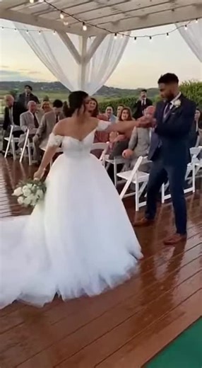 Wedding disaster, mud erupts from bride’s dress #WeddingFails #ViralVideos #WeddingChaos #FunnyVideos #ChaoticWedding