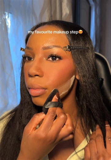 Huda Beauty Easy Bake Powder for Flawless Makeup