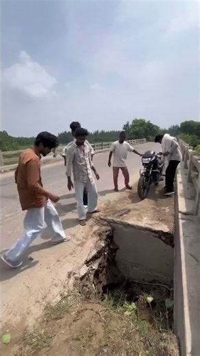 அரசாங்க செய்கிற வேலைய இந்த பசங்க செய்ராங்க #shorts #help #humanity #respect #kindness