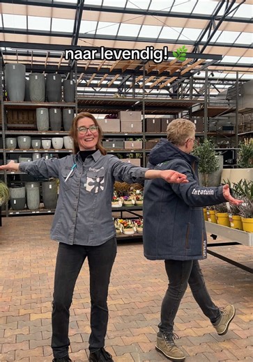 Van leeg… naar levendig! 💚🌿 De buitenafdeling staat weer vol met nieuwe handel. #intratuin #intratuinlisse #tuin #tuininspiratie #transformatie