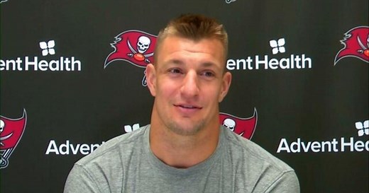 Rob Gronkowski surprises Alabama high school grad with a "USA Today High School Sports Award"