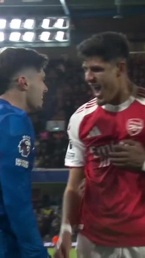 Piero Hincapié vs Pedro Neto: Duelo en el Campo