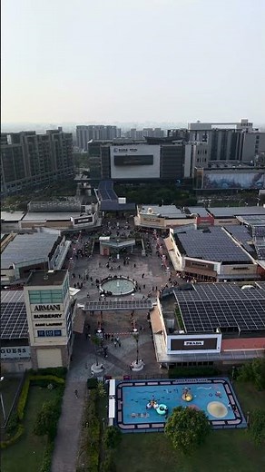 全台首座美式露天Outlets「華泰名品城」位於桃園高鐵站、機場捷運A18站旁。2015年底風光進駐，匯集海內外超過285個國際品牌及人氣餐廳，優質商品與細膩服務，致力於帶給人們舒適愉悅的購物體驗！