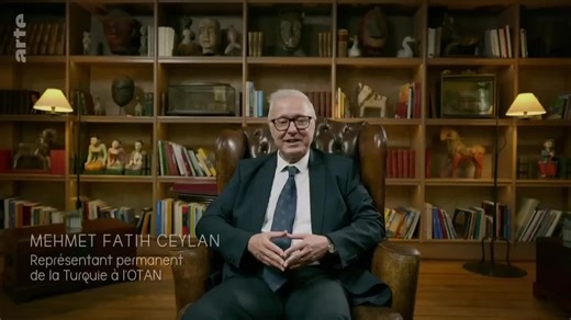 🇹🇷🇷🇺Petit rappel de la méthode turque pour gérer la Russie. Après qu'un chasseur russe a pénétré illégalement l'espace aérien turc, Ankara a multiplié les avertissements avant de l'abattre après 17 secondes. Une « position de puissance dans la pratique » d'après le Représentant Permanent de la Turquie à l'OTAN à l'époque du tournage du documentaire. Et le pire, c'est qu'il se marre en racontant comment ils ont abattu l'avion et que les pays baltes applaudissaient ! « Mes collègues d'Europe c