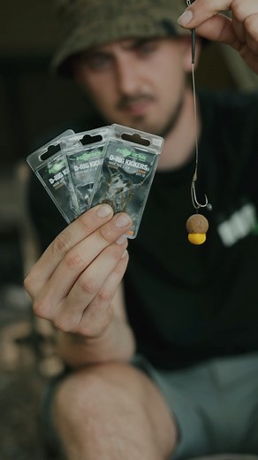 D-rig kicker, où comment créer un montage D-rig en un rien de temps ! 🤲🔥 C'est un accessoire très utile qui permet non seulement un gain de temps considérable, mais aussi une polyvance totale sur de nombreux montages. La nouvelle version "brown" est disponible en quatres tailles (small, medium, large et X large) chez tous les revendeurs Korda 💚 #carpfishing #montage #carprig #kicker #peche #carpe #tips #kordarigs #angling #fishing | Team Korda France