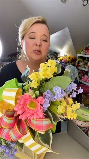 What is a lantern swag? 🤷‍♀️Let me tell you all about this awesome little arrangement that is made to embellish a decorate lantern!✨ #wreathmakingsupplies #etsyseller #summerlanternswag #howtomakealanternswag #3littegreenwoods #summerdecor #newwreathmaker #WreathWorkshop #howtomakefloralarrangements #diyfloralworkshop #craftbusiness #craftseller #diyspringdecor #flowerarrangement | 3 Little Greenwoods Creations