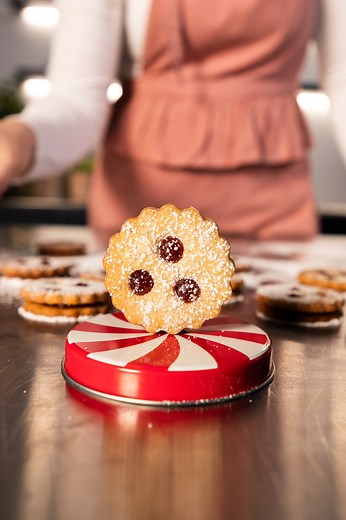 🎄 Linzer Augen – der Klassiker zur Weihnachtszeit! 🎄 Knuspriger Mürbteig, fruchtige Marmelade und ein Hauch Staubzucker – einfach unwiderstehlich! ✨ Ob für die Keksdose, als kleines Geschenk oder zum Naschen zwischendurch: Diese Kekse bringen pure Weihnachtsfreude in deine Küche. Gemeinsam mit Miele zeigen wir dir wie du die Kekse ganz einfach nachmachen und genießen kannst 😍 Mehr Infos und das Rezept findest hier 👉🏼 https://www.falstaff.com/at/rezepte/linzer-augen Miele #LinzerAugen #Weihn