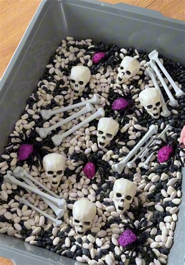 Halloween fun doesn’t have to be expensive! 🎃👻 Create this spooky sensory bin with dollar store finds for scooping, sorting, counting, and play !! #halloweenactivities #sensorybin #toddleractivities #momsoftiktok #fyp