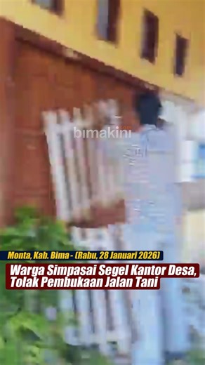 Sejumlah warga Desa Simpasai, Kecamatan Monta, Kabupaten Bima, menyegel kantor desa sebagai bentuk protes atas pembukaan jalan tani di kawasan So Oi Mada yang dinilai berisiko merusak lingkungan. #Simpasai #MontaBima #SegelKantorDesa #TolakJalanTani #SelamatkanLingkungan #AksiWarga #BimaTerkini | BIMA TV NTB