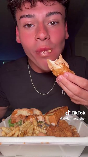 Raising Canes Mukbang/ASMR #raisingcaneschickenfingers #raisingcanessauce #raisingcanes #mukbang #fyp