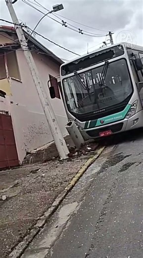 Ônibus da Planalto colide com poste após conversão no Cidade Jardim em Pouso Alegre; Sem feridos