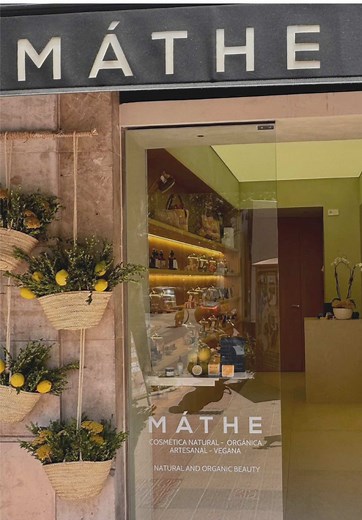 ¡Hola, Valencia! 🌿 Abrimos nuestra primera tienda en Europa y elegimos esta ciudad que vibra con lo natural y lo auténtico. Te esperamos para que descubras el poder de la cosmética sólida, artesanal y vegana. 📍 Gran Vía del Marqués del Túria, 55, Valencia 🧼 Prueba todos nuestros productos, huele, toca, pregunta… ✋ Hecho a mano 🌎 Comprometidos con el medio ambiente 💚 Productos 100% naturales, sin químicos, ni plásticos Ven a conocernos. Te va a encantar cuidarte así. #cosmeticanatural #cosme