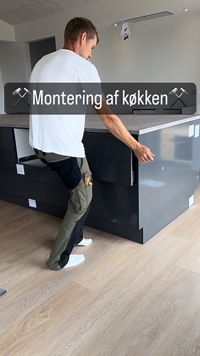 Dan Bergendorff on Instagram: "⚒️Montering af køkken⚒️ En hurtig film om opsætning af køkken (noget af det)🚨 🔥5 hurtige om montering af et køkken: 1️⃣ Sokkelen er det vigtigste. Da det er hele fundamentet til at have en skabe/skuffer/bordplade der ligger 100% i vatter. Så brug god tid på det⏳ 2️⃣ Få skruet skabene godt sammen, til dette bruger jeg en klemtang til at holde dem, når jeg skruer. 3️⃣ Husk at når sokkelen er sat i vatter at få sat den godt fast - igen det er så vigtigt med den sokk