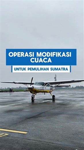Pemerintah optimalkan upaya Operasi Modifikasi Cuaca (OMC) untuk percepatan penanganan darurat bencana banjir bandang dan longsor Sumatra. OMC yang dimulai sejak 27 November 2025 masih berlangsung hingga saat ini (23/12) dan akan dilaksanakan selama masih dibutuhkan dukungan cuaca untuk pengeringan lahan huntara, perbaikan infrastruktur, layanan pengungsi, dan penanganan darurat lainnya. Base utama operasi berada di tiga titik yaitu Bandara Sultan Iskandar Muda (SIM) Aceh, Bandara Kualanamu (Med
